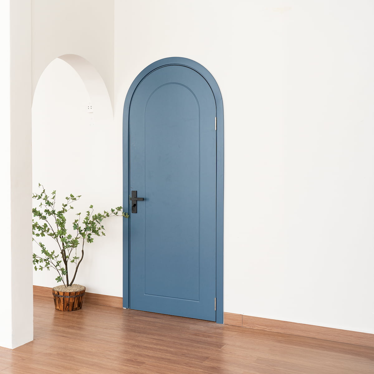 Room B - Cận cảnh cửa vòm xanh nổi bật
